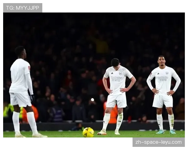 场边视角:西汉姆联助理教练向场内大喊,提醒球员注意对手的特定进攻套路倾向 场边视角:西汉姆联助理教练向场内大喊,提醒球员注意对手的特定进攻套路倾向